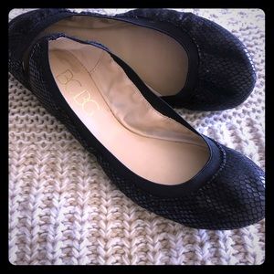 BCBG Paris black flats 🥿